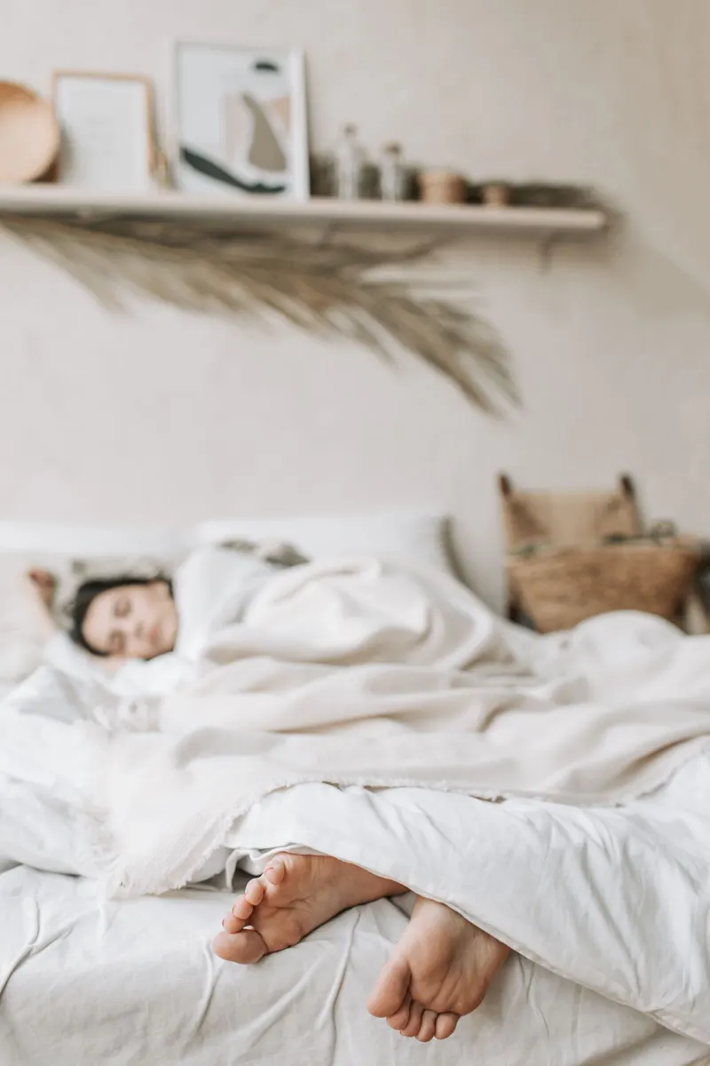 Does 8 Sleep work and is it worth it? Restful sleep in a bright bedroom after choosing a bed cooling system